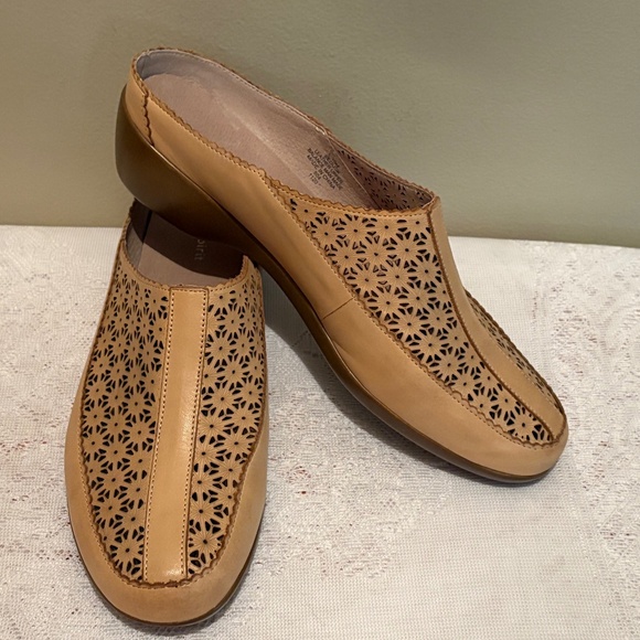 EASY SPIRIT DAWN DRESS SHOE - 10M BEIGE - Picture 1 of 8